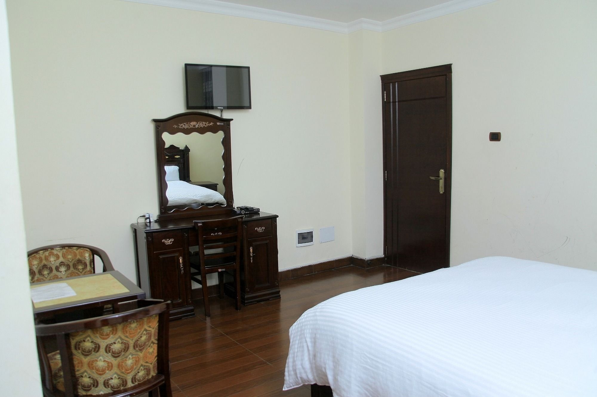 Bnow Hotel Addis Ababa Exterior photo